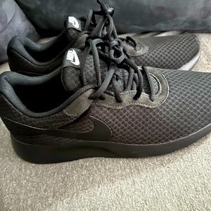 Women’s Nike Tanjun sneaker